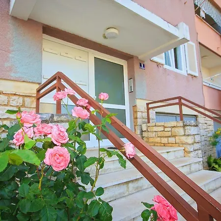 Rosa Apartment
